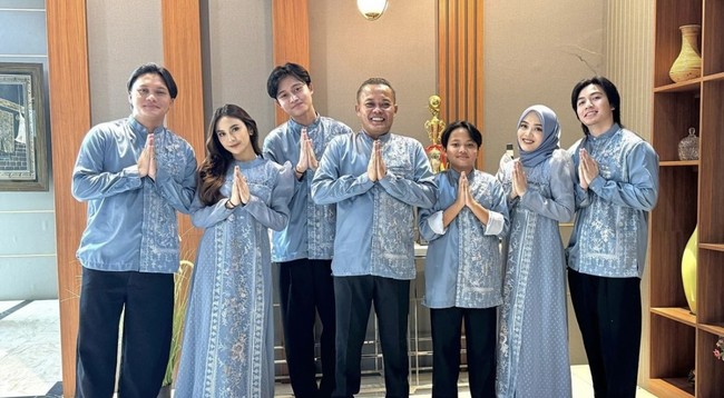 Dalam sesi foto keluarga lainnya, Mahalini memakai baju Lebaran seragam keluarga yang lebih tertutup warna biru. Foto: dok. Instagram dan YouTube Putri Delina