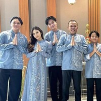 Dalam sesi foto keluarga lainnya, Mahalini memakai baju Lebaran seragam keluarga yang lebih tertutup warna biru. Foto: dok. Instagram dan YouTube Putri Delina