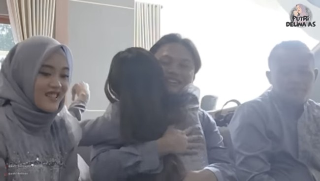 Mahalini pun tak kuasa menahan air matanya saat melakukan sungkem ke Rizky Febian, hingga keduanya sama-sama menangis. Foto: dok. Instagram dan YouTube Putri Delina