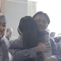 Mahalini pun tak kuasa menahan air matanya saat melakukan sungkem ke Rizky Febian, hingga keduanya sama-sama menangis. Foto: dok. Instagram dan YouTube Putri Delina