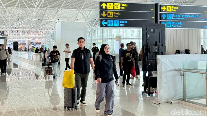Penumpang di Bandara Sultan Hasanuddin Makassar, Sulsel pada momen arus balik Lebaran Idul Fitri 1445 H.