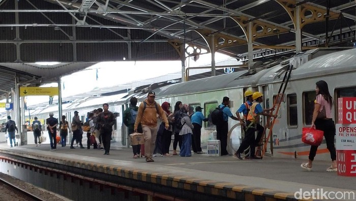 Penumpang di Stadiun Kejaksan Cirebon