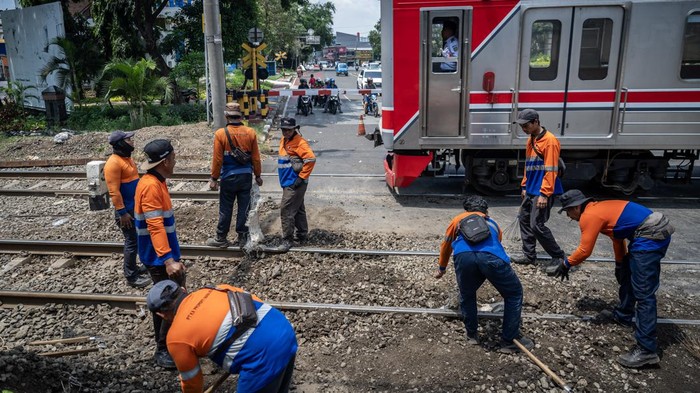 Perbaikan Rel Usai Insiden KRL ke Kampung Bandan Anjlok Sejumlah petugas melakukan pemadatan bantalan rel kereta api di KM 1+3/4 jalur relasi Kampung Bandan-Rajawali, Jakarta, Sabtu (13/4/2024). PT. KAI Commuter Line melakukan penanganan jalur rel dan merekayasa pola operasi sejumlah perjalanan kereta yang hanya menggunakan satu jalur Pascakereta rel listrik (KRL) KA 5508 relasi Kampung Bandan-Cikarang via Pasar Senen anjlok. ANTARA FOTO/Bayu Pratama S/foc.