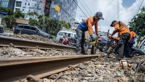 Sejumlah petugas melakukan pemadatan bantalan rel kereta api di KM 1+3/4 jalur relasi Kampung Bandan-Rajawali, Jakarta, Sabtu (13/4/2024). PT. KAI Commuter Line melakukan penanganan jalur rel dan merekayasa pola operasi sejumlah perjalanan kereta yang hanya menggunakan satu jalur Pascakereta rel listrik (KRL) KA 5508 relasi Kampung Bandan-Cikarang via Pasar Senen anjlok. ANTARA FOTO/Bayu Pratama S/foc.