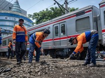 Perbaikan Rel Usai Insiden KRL ke Kampung Bandan Anjlok