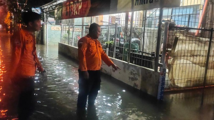 Personel BPBD Kota Bekasi melakukan monitoring dan pengecekan ke lokasi terdampak banjir di Kota Bekasi, Jumat (12/4) malam.