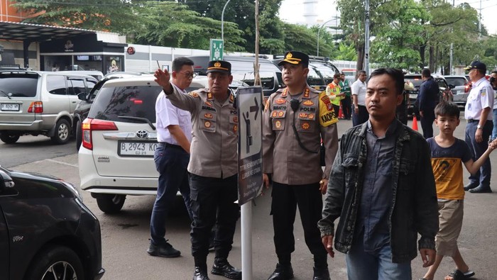 Personel gabungan amankan arus balik lebaran di Stasiun Pasar Senen-Gambir