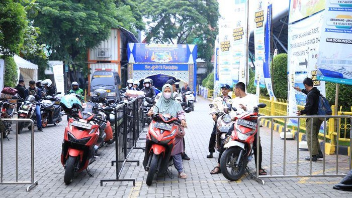 Peserta mudik gratis sepeda motor dengan menggunakan KM Dobonsolo. (ANTARA/HO-Pelni)