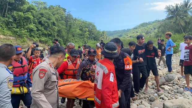 Petugas saat mengevakuasi jasad remaja Bandung di Sungai Selong