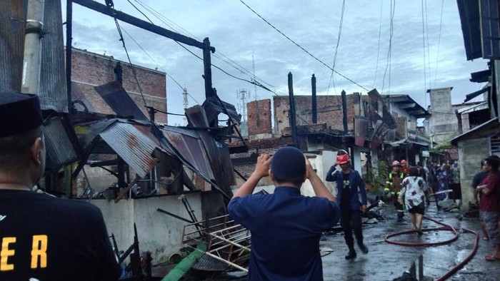 Sebanyak 3 rumah di Kabupaten Pinrang, Sulawesi Selatan (Sulsel) ludes terbakar diduga dipicu hubungan arus pendek listrik atau korsleting.