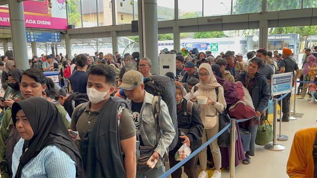Pintu kebarangan Stasiun Senen hari Sabtu (13/4/2024) (Fadil/detikcom)