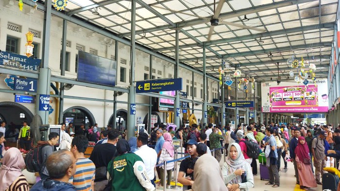 Pintu kebarangan Stasiun Senen hari Sabtu (13/4/2024) (Fadil/detikcom)