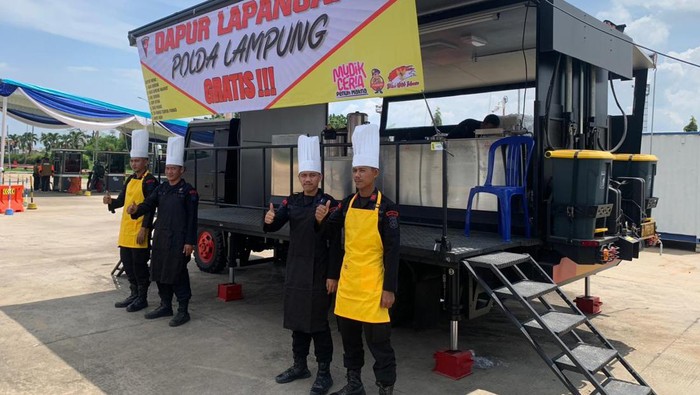 Polda Lampung memberikan pelayanan dapur umum untuk para pemudik di Pelabuhan Panjang Bandar Lampung.