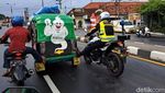 Momen Polisi di Mojokerto Bantu Bajaj Mogok Milik Pemudik Asal Jakarta