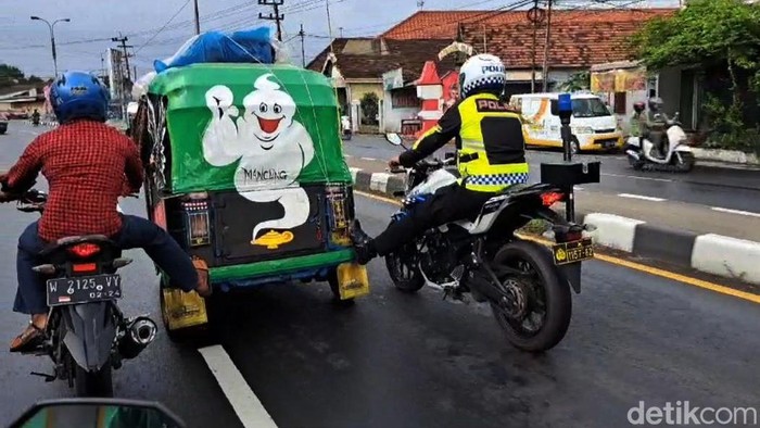 Polisi Bantu Bajaj Pemudik Mogok di Mojokerto Polisi Bantu Bajaj Pemudik Mogok di Mojokerto