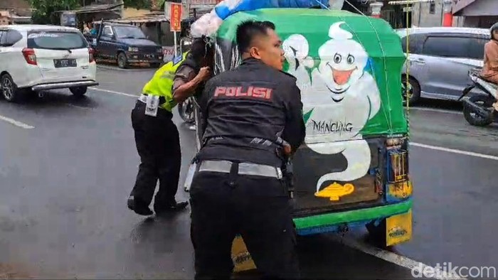 Polisi Bantu Bajaj Pemudik Mogok di Mojokerto