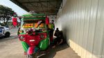 Momen Polisi di Mojokerto Bantu Bajaj Mogok Milik Pemudik Asal Jakarta