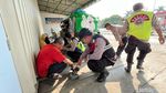Momen Polisi di Mojokerto Bantu Bajaj Mogok Milik Pemudik Asal Jakarta