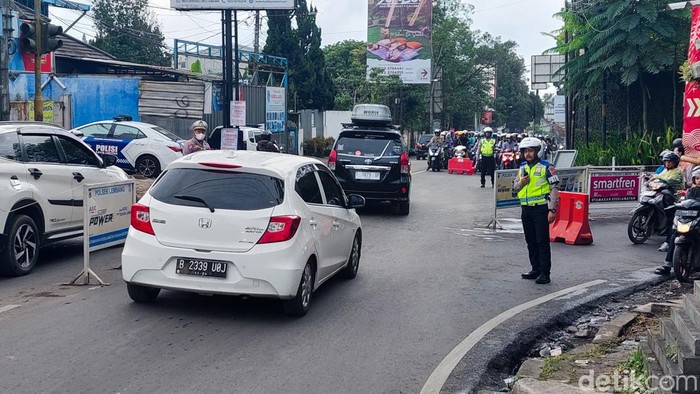 Polisi saat mengatur arus lalin di Lembang