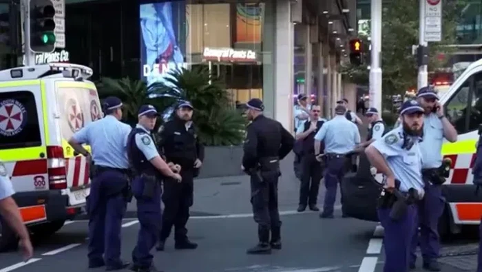 Polisi tengah melakukan operasi  di sekitar lokasi penikaman di Bondi Junction, Sydney, Australia (Reuters)