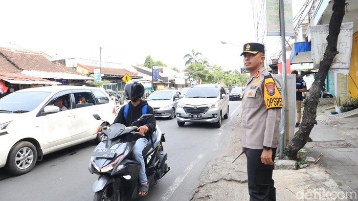 Polres Kediri Kota mengatur lalu lintas arus mudik.