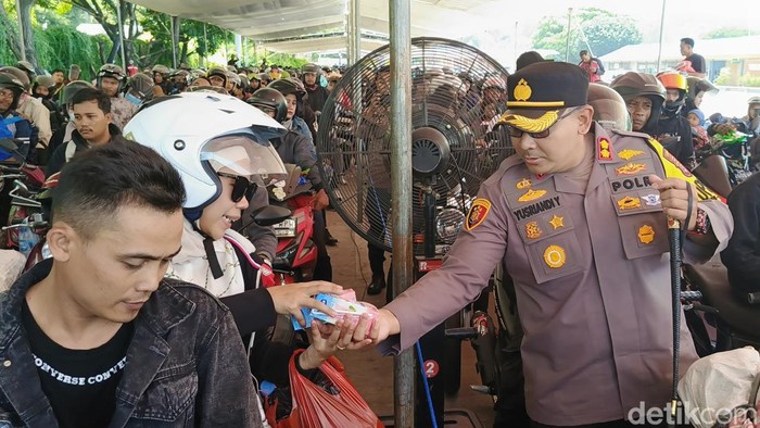 Polres Lampung Selatan membagikan minuman dingin hingga es krim kepada pemudik motor.