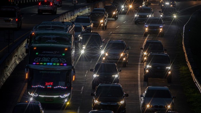 Potret Arus Balik Lebaran di Ruas Tol Semarang-Solo Kendaraan roda empat yang didominasi pemudik melaju perlahan di Jalan Tol Trans Jawa, Semarang-Solo Km 442 B, Bawen, Kabupaten Semarang, Jawa Tengah, Sabtu (13/4/2024). Arus balik pada Sabtu (13/4) atau H+2 Lebaran hingga pukul 18:30 WIB, volume kendaraan dari arah Solo dan Jawa Timur yang akan menuju Jawa Tengah bagian barat, DKI Jakarta maupun Jawa Barat melalui jalur tersebut terpantau padat. ANTARA FOTO/Aji Styawan/nz.