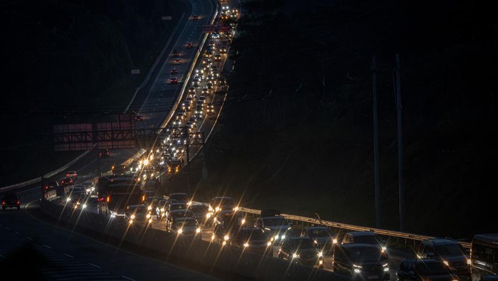 Kendaraan roda empat yang didominasi pemudik melaju perlahan di Jalan Tol Trans Jawa, Semarang-Solo Km 442 B, Bawen, Kabupaten Semarang, Jawa Tengah, Sabtu (13/4/2024). Arus balik pada Sabtu (13/4) atau H+2 Lebaran hingga pukul 18:30 WIB, volume kendaraan dari arah Solo dan Jawa Timur yang akan menuju Jawa Tengah bagian barat, DKI Jakarta maupun Jawa Barat melalui jalur tersebut terpantau padat. ANTARA FOTO/Aji Styawan/nz.