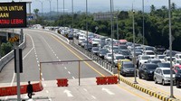 Sejumlah kendaraan terjebak kemacetan di Exit Tol Parungkuda, Sukabumi, Jawa Barat, Sabtu (13/4/2024).