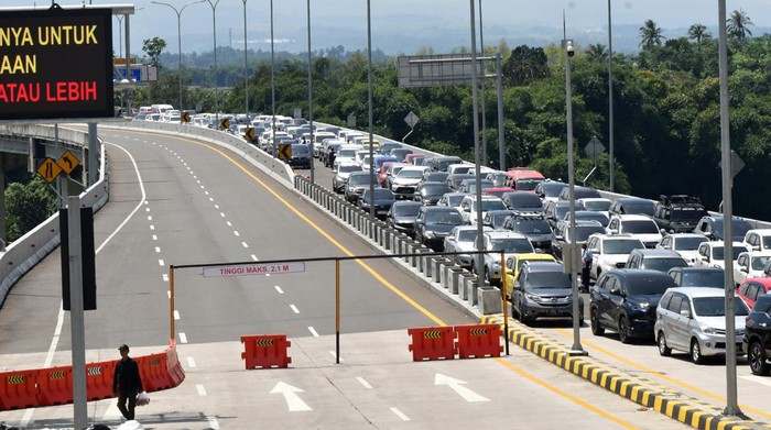 Sejumlah kendaraan antre memasuki Gerbang Tol Parungkuda, Sukabumi, Jawa Barat, Sabtu (13/4/2024). Kasatlantas Polres Sukabumi AKP Fiekry Adi Perdana mengatakan terjadi peningkatan volume kendaraan dari arah Jakarta dan Bogor menuju tempat wisata di Sukabumi dan diprediksi menjadi puncak arus wisata baik menuju Palabuhanratu maupun arah Kota Sukabumi saat libur Lebaran. ANTARA FOTO/Arif Firmansyah/foc.