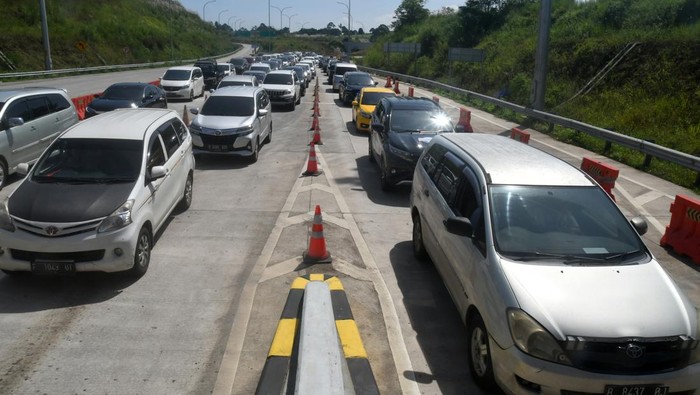Sejumlah kendaraan antre memasuki Gerbang Tol Parungkuda, Sukabumi, Jawa Barat, Sabtu (13/4/2024). Kasatlantas Polres Sukabumi AKP Fiekry Adi Perdana mengatakan terjadi peningkatan volume kendaraan dari arah Jakarta dan Bogor menuju tempat wisata di Sukabumi dan diprediksi menjadi puncak arus wisata baik menuju Palabuhanratu maupun arah Kota Sukabumi saat libur Lebaran. ANTARA FOTO/Arif Firmansyah/foc.