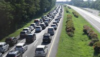 Pada H+3 Lebaran Tol Trans-Jawa mulai dipadati kendaraan arus balik yang membawa pemudik untuk kembali ke daerah asal. 