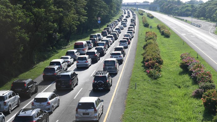 Potret Padatnya Arus Balik di Tol Palimanan-Kanci Kendaraan melintas di Tol Palimanan-Kanci KM 191 arah Jakarta, Cirebon, Jawa Barat, Sabtu (13/4/2024). Pada H+2 Lebaran Tol Trans-Jawa mulai dipadati kendaraan arus balik yang membawa pemudik untuk kembali ke daerah asal. ANTARA FOTO/Akbar Nugroho Gumay/nz