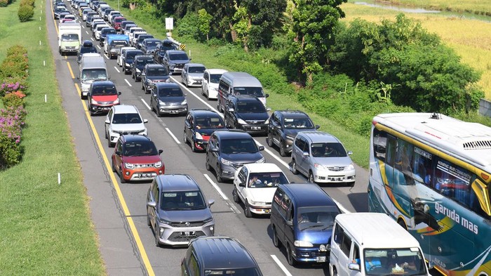 Kendaraan melintas di Tol Palimanan-Kanci KM 191 arah Jakarta, Cirebon, Jawa Barat, Sabtu (13/4/2024). Pada H+2 Lebaran Tol Trans-Jawa mulai dipadati kendaraan arus balik yang membawa pemudik untuk kembali ke daerah asal. ANTARA FOTO/Akbar Nugroho Gumay/nz