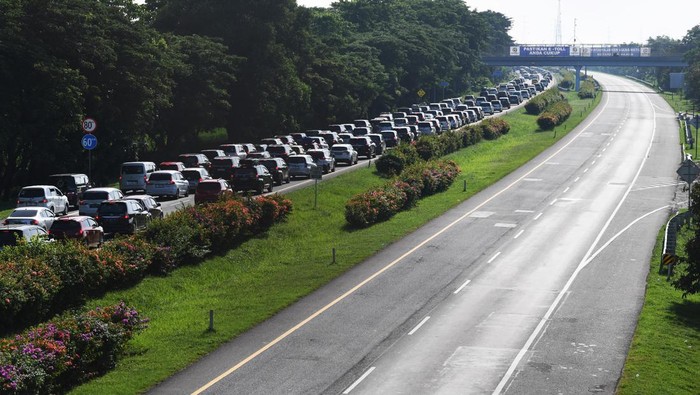 Kendaraan melintas di Tol Palimanan-Kanci KM 191 arah Jakarta, Cirebon, Jawa Barat, Sabtu (13/4/2024). Pada H+2 Lebaran Tol Trans-Jawa mulai dipadati kendaraan arus balik yang membawa pemudik untuk kembali ke daerah asal. ANTARA FOTO/Akbar Nugroho Gumay/nz