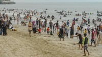 Kawasan wisata tersebut menjadi favorit bagi wisatawan baik dari dalam kota maupun luar kota yang memanfaatkan waktu libur Lebaran untuk berwisata di Anyer-Carita.