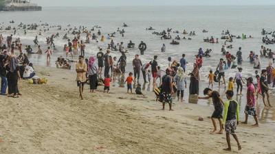 Potret Pengunjung Padati Wisata Pantai Anyer