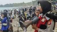 Petugas kepolisian memberikan imbauan kepada pengunjung Pantai Anyer. Imbauan keamanan, ketertiban, keselamatan dan kebersihan dilakukan mengingat padatnya pengungjung di kawasan tersebut.