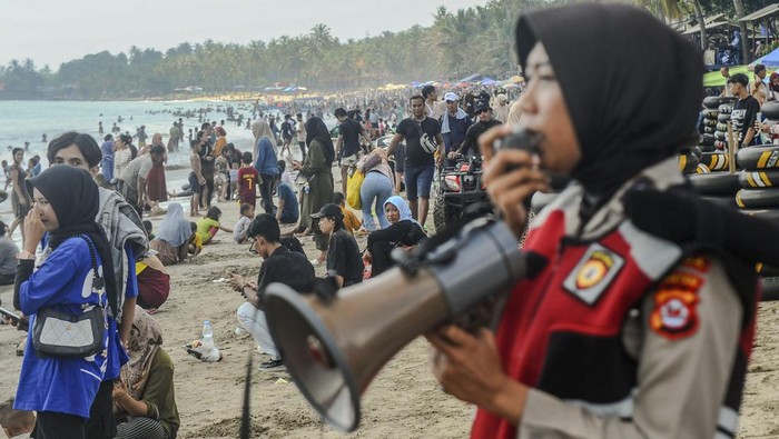 Potret Pengunjung Padati Wisata Pantai Anyer Wisatawan bermain air di Pantai Anyer, Kabupaten Serang, Sabtu (13/4/2024). Kawasan wisata tersebut menjadi favorit bagi wisatawan baik dari dalam kota maupun luar kota yang memanfaatkan waktu libur Lebaran untuk berwisata di Anyer. ANTARA FOTO/Muhammad Bagus Khoirunas/foc.