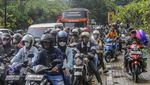 Potret Pengunjung Padati Wisata Pantai Anyer
