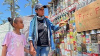 Kaleng kacang-kacangan, daging, dan hummus disemen secara vertikal untuk membangun dinding, dan dilengkapi dengan atap jerami dan pintu kayu. Bagian dalam tempat penampungan dihiasi dengan gambar-gambar yang “menceritakan sebuah kisah,” kata al-Afifi.