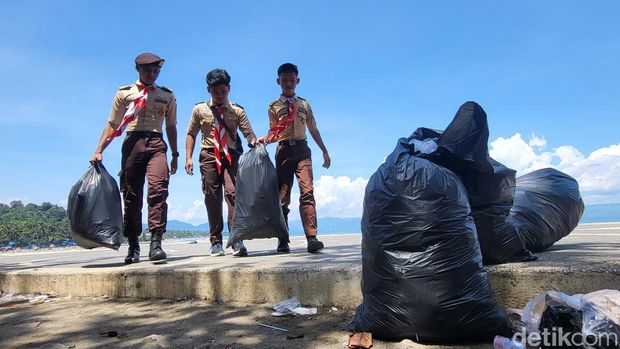 Pramuka bersihkan sampah di Pantai Karanghawu