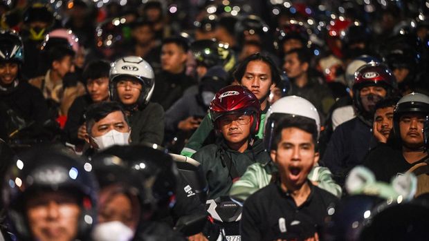 Sejumlah kendaraan calon pemudik menunggu antrean di Pelabuhan Merak, Cilegon, Banten, Jumat (5/4/2024). PT ASDP Indonesia Ferry (Persero) Cabang Utama Merak mengatakan puncak arus mudik di Pelabuhan Merak diprediksi terjadi pada H-4 dan H-3 lebaran atau pada Sabtu (6/4) dan Minggu (7/4). ANTARA FOTO/Rivan Awal Lingga/nym.
