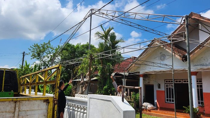 Pria Jember tewas tersetrum saat pasang tenda untuk halal bihalal.