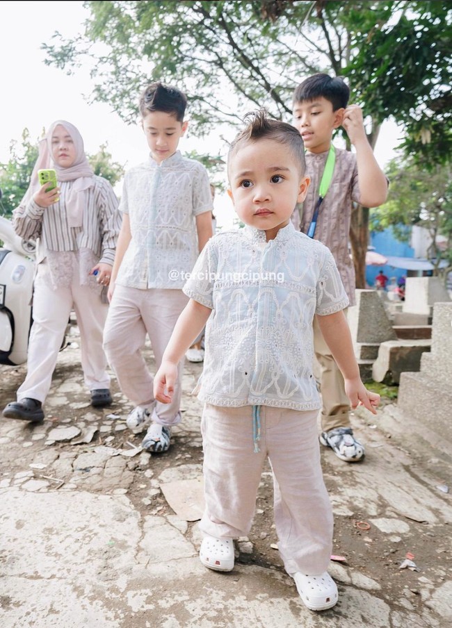 Mengikuti gaya rambut sang kakak, Rafathar, penampilan Cipung pun tak kalah ganteng dan mencuri atensi. Foto: Instagram/@tercipungcipung/@raffinagita1717