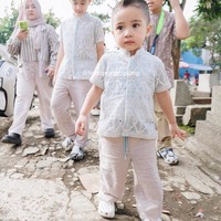 Mengikuti gaya rambut sang kakak, Rafathar, penampilan Cipung pun tak kalah ganteng dan mencuri atensi. Foto: Instagram/@tercipungcipung/@raffinagita1717