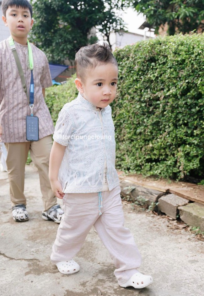 Pemilik nama lengkap Rayyanza Malik Ahmad itu lahir pada 26 November 2021. Saat ini usianya sudah menginjak 2 tahun.  Foto: Instagram/@tercipungcipung/@raffinagita1717