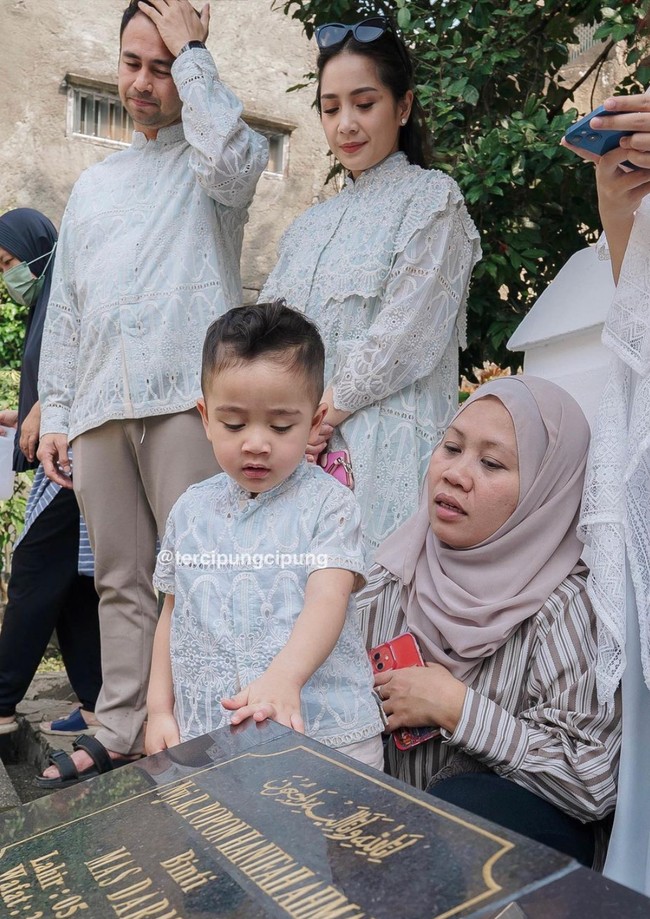 Di momen Lebaran kali ini Rayyanza Cipung tampak mengenakan pakaian seragaman dengan kakak serta kedua orangtuanya, Raffi dan Nagita. Ia mengenakan atasan berwarna biru muda dipadukan dengan celana panjang coklat. Foto: Instagram/@tercipungcipung/@raffinagita1717