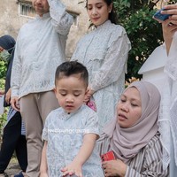 Di momen Lebaran kali ini Rayyanza Cipung tampak mengenakan pakaian seragaman dengan kakak serta kedua orangtuanya, Raffi dan Nagita. Ia mengenakan atasan berwarna biru muda dipadukan dengan celana panjang coklat. Foto: Instagram/@tercipungcipung/@raffinagita1717