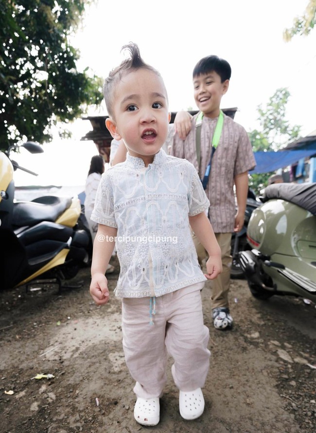 Makin ganteng gak nih Aja kalo berjambul om tante?? tulis keterangan unggahan. Tak sedikit juga netizen yang memberikan komentar terkait jambul Cipung. Jambul kathulistiwa tinggi banget ajjaa, komentar sallah seorang netizen. Foto: Instagram/@tercipungcipung/@raffinagita1717